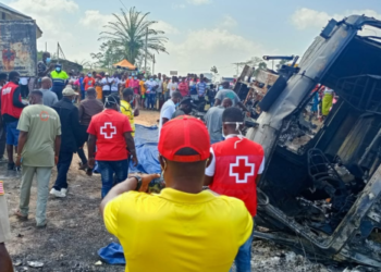 En VIDEO: apocalíptica explosión de camión cisterna accidentado causó decenas de muertes en África