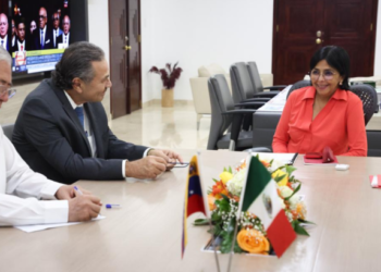 Directivos de Pemex exploran oportunidades de negocios con Pdvsa