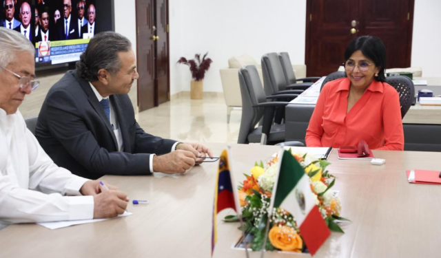 Directivos de Pemex exploran oportunidades de negocios con Pdvsa