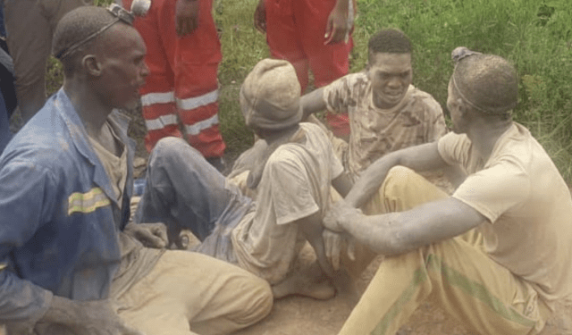 Rescataron con vida a once mineros atrapados durante cuatro días en yacimiento de oro en África