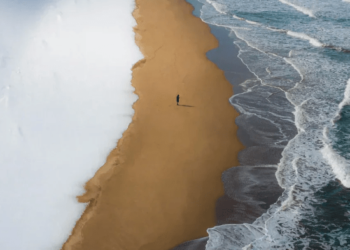 La impresionante playa donde se junta la nieve, la arena y el mar