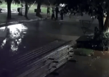 Impactante VIDEO: rayo cayó sobre un transeúnte que sobrevivió para contarlo pese a las heridas