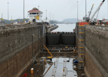 Sequía en el canal de Panamá obligó a diseñar un curioso método para trasladar contenedores