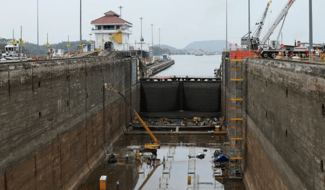 Sequía en el canal de Panamá obligó a diseñar un curioso método para trasladar contenedores