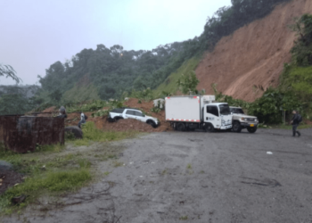 Derrumbe de tierra atrapó a decenas de personas que se resguardaban de la lluvia en Colombia