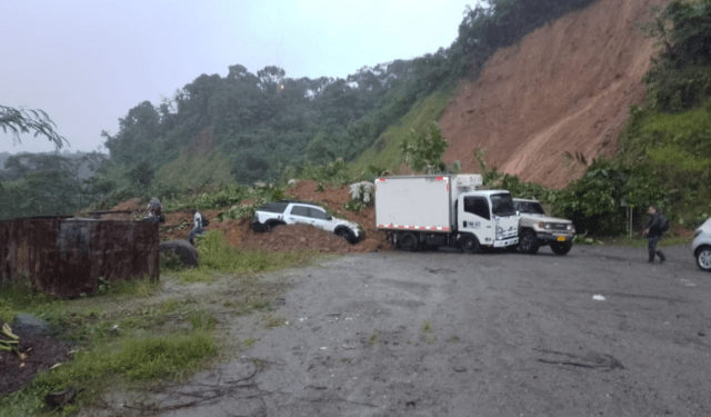 Derrumbe de tierra atrapó a decenas de personas que se resguardaban de la lluvia en Colombia