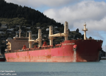 Misil lanzado por los hutíes destrozó un carguero repleto de contenedores en el mar Rojo (VIDEO)