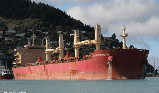 Misil lanzado por los hutíes destrozó un carguero repleto de contenedores en el mar Rojo (VIDEO)