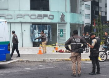 Drama en Ecuador: funcionario judicial cayó al vacío un día después del asesinato de un fiscal