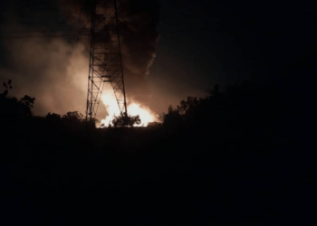 Siniestro en torres eléctricas generó apagón e incendio de gran magnitud en Zulia (VIDEO)