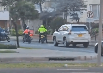 En VIDEO: dos falsos policías intentaron robar una camioneta blindada en Bogotá