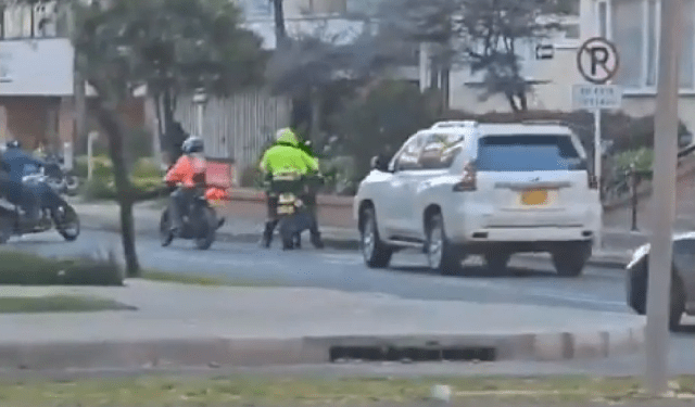 En VIDEO: dos falsos policías intentaron robar una camioneta blindada en Bogotá
