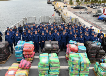 Guardia Costera descargó en Florida droga interceptada y valorada en 55 millones de dólares