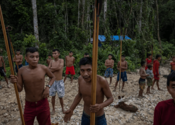 Yanomamis brasileños piden el desarme de los mineros ilegales que se mantienen en sus territorios