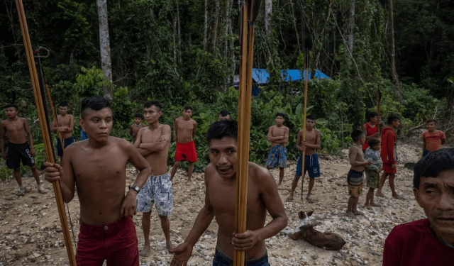 Yanomamis brasileños piden el desarme de los mineros ilegales que se mantienen en sus territorios