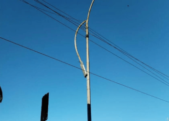 Poste de alumbrado público amenaza a los transeúntes en La Guaira (FOTO)