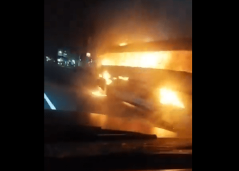 EN IMÁGENES: Reportan el incendio de un autobús en la autopista Ocumare – Charallave este #24Ene
