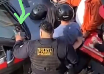 EN VIDEO: Policías peruanos intentaron sembrarle un teléfono robado a repartidor venezolano