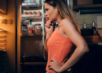 La explicación a por qué comemos más cuando estamos estresados