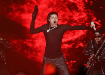 De vuelta a la polémica: así fue como Peso Pluma le arrojó agua en la cara a un seguidor en pleno concierto