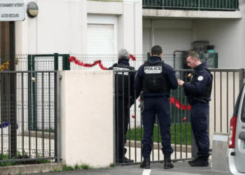 Niño de nueve años, obligado a vivir solo en Francia: su madre lo abandonó para irse con su pareja
