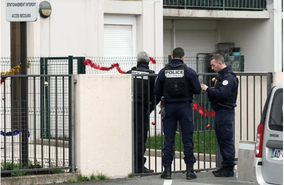 Niño de nueve años, obligado a vivir solo en Francia: su madre lo abandonó para irse con su pareja
