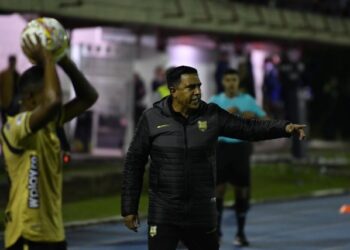 Oficial: César Farías renuncia a la dirección técnica de las Águilas Doradas del fútbol colombiano