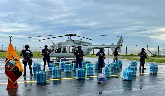 Mega operativo policial interceptó una lancha con casi una tonelada de cocaína en Ecuador