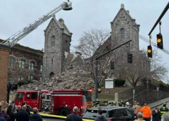 Iniciaron labores de rescate tras derrumbe de campanario en iglesia de Connecticut (Videos)