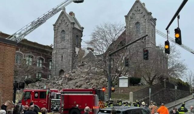 Iniciaron labores de rescate tras derrumbe de campanario en iglesia de Connecticut (Videos)