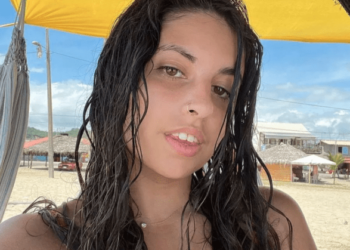 Esta modelo con una “selva” en las axilas afirma ganar una fortuna por no afeitar ninguna parte de su cuerpo (Fotos)