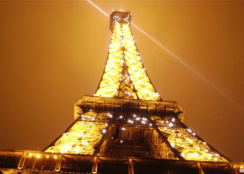 VIRAL: Posó para un video en la torre Eiffel y un detalle de su vestido la dejó estupefacta (VIDEO)