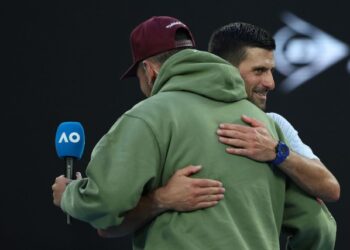 Entre besos, berrinches y consejos surrealistas: Djokovic vacila con Kyrgios en el Abierto de Australia (Videos)