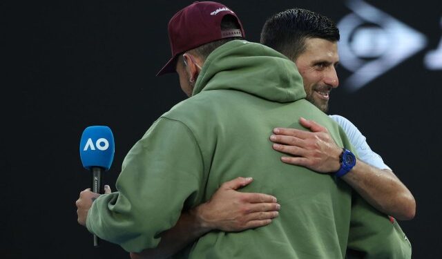 Entre besos, berrinches y consejos surrealistas: Djokovic vacila con Kyrgios en el Abierto de Australia (Videos)