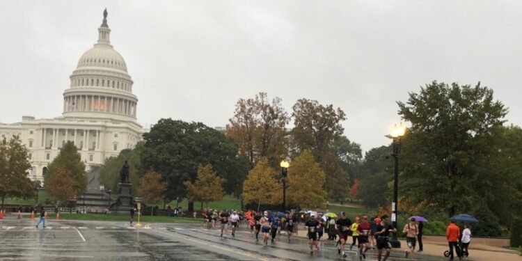 Líderes demócratas y republicanos en el Congreso de Estados Unidos dieron a conocer el domingo un proyecto de ley de gastos a corto plazo.