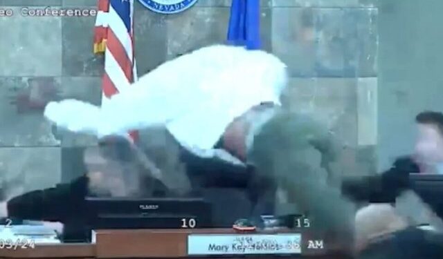 Criminal que atacó a jueza durante audiencia en EEUU se negó a regresar a la corte