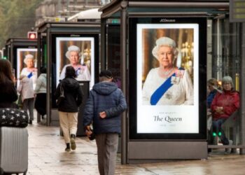 ¿La Reina Isabel murió dormida en su cama?, esta biografía revelaría sus últimos momentos