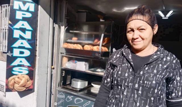 Dejó una próspera pastelería en Venezuela para conquistar a Bogotá con sus empanadas