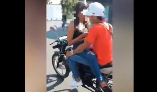 Detuvieron a pareja que realizaba peligrosas maniobras sobre una moto en plena vía de Carabobo (VIDEO)
