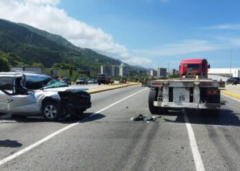 Este #3Ene se registró otro accidente de tránsito en La Guaira: una gandola involucrada en el siniestro (Fotos)
