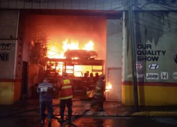 VIDEO: Incendio en un taller mecánico dejó densa nube de humo negro en Santa Rosalía este #14Ene