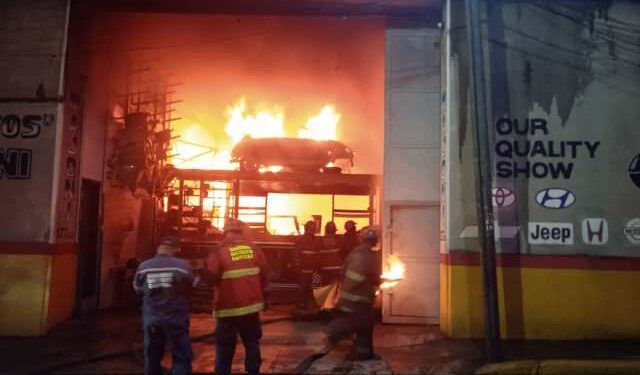 VIDEO: Incendio en un taller mecánico dejó densa nube de humo negro en Santa Rosalía este #14Ene