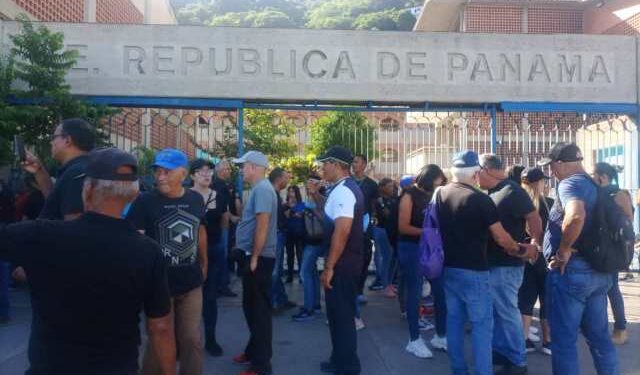 Gremio educativo de Vargas “dio clases” de dignidad al exigir mejoras salariales este #15Ene (IMÁGENES)