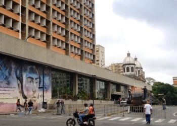 EN IMÁGENES: denuncian que el chavismo instaló tarimas frente al Ministerio de Educación este #15Ene