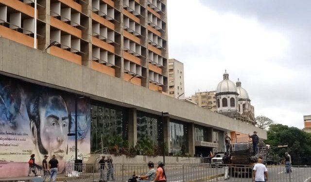 EN IMÁGENES: denuncian que el chavismo instaló tarimas frente al Ministerio de Educación este #15Ene
