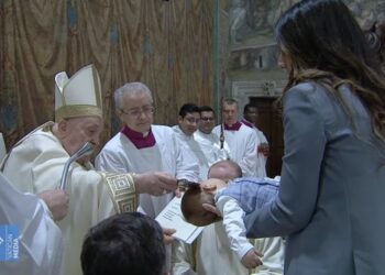 El papa Francisco bautiza a niñas y niños en la capilla Sixtina (IMÁGENES)