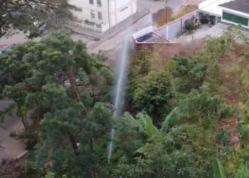 “Nueva fuente” de HidroCapital: vecinos de Coche denuncian tubería rota de agua blanca