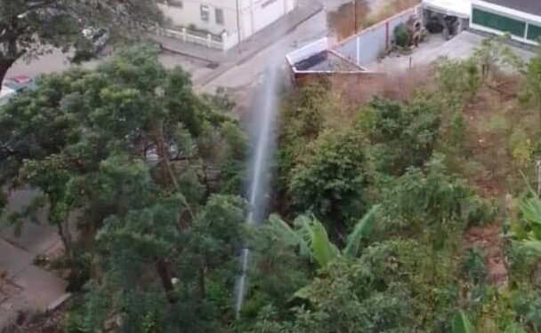 “Nueva fuente” de HidroCapital: vecinos de Coche denuncian tubería rota de agua blanca