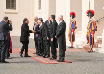 Petro se reunió 35 minutos con el papa Francisco en el Vaticano y esto le regalo (Imágenes)