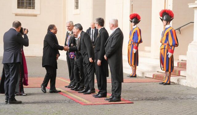 Petro se reunió 35 minutos con el papa Francisco en el Vaticano y esto le regalo (Imágenes)